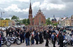 Rokiškio baikeriai vasaros sezoną pradėjo tradiciniu renginiu Nepriklausomybės aikštėje... A.Kiukio nuotr.