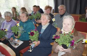 Moterų iniciatyvų sodas Bajorų kultūros centre gėlių vazonėliai dovanoti aktyviausioms Bajorų bendruomenės narėms (pirmoje eilėje iš kairės) Birutei Kuzmienei