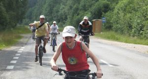 Antrojo dviračio žygio akimirka: kolonos priekyje - bajoriškis Emilijus Belovas. Bajorų bendruomenės archyvo nuotr.