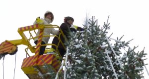 Rokiškio miškų urėdija be atlygio paskolino Bajorų kultūros centrui bokštelį eglutei puošti. J.Neniškienės nuotr.