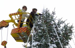 Rokiškio miškų urėdija be atlygio paskolino Bajorų kultūros centrui bokštelį eglutei puošti. J.Neniškienės nuotr.