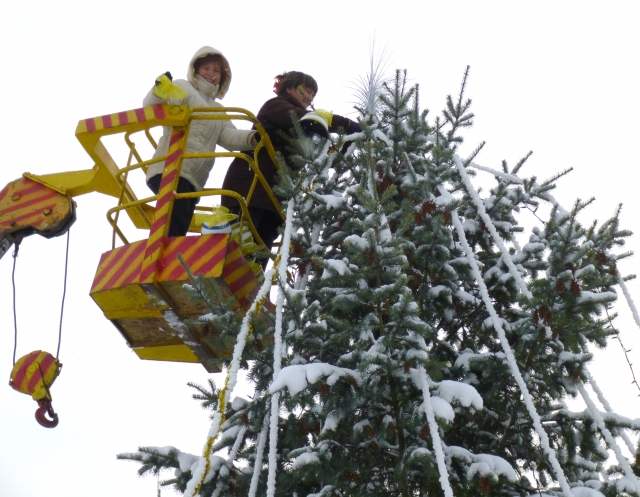 Rokiškio miškų urėdija be atlygio paskolino Bajorų kultūros centrui bokštelį eglutei puošti. J.Neniškienės nuotr.