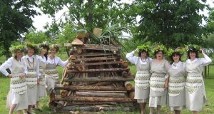 Vaidilutės prie Joninių laužo pasirengę burtams.