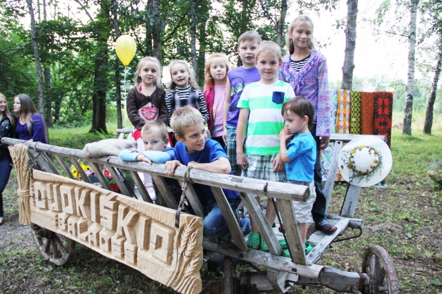 Duokiškio kaimo vaikai – būsimieji „Duokiškio baladžių“ rengėjai ir dalyviai. N. Byčkovskio nuotr.