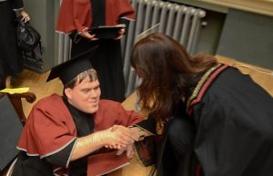 Pernai birželį Antanui Balčiūnui bakalauro diplomą įteikė Vytauto Didžiojo universiteto  Humanitarinių mokslų fakulteto dekanė Ineta Dabašinskienė. Asmeninio archyvo  nuotr.