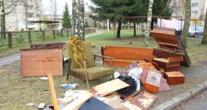 Per pusdienį krūva sumažėjo: daiktus išsinešiojo žmonės. D.Zibolienės nuotr.