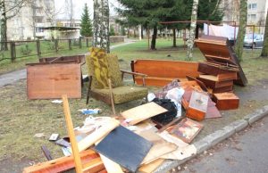 Per pusdienį krūva sumažėjo: daiktus išsinešiojo žmonės. D.Zibolienės nuotr.