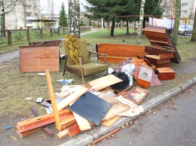 Per pusdienį krūva sumažėjo: daiktus išsinešiojo žmonės. D.Zibolienės nuotr.