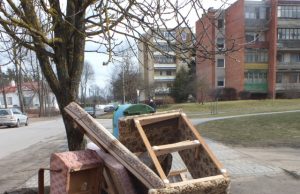 Senų nebereikalingų baldų krūva „išdygo“ Rokiškyje