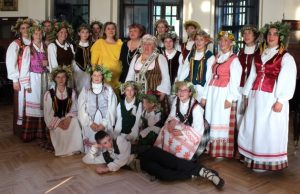 „Balsiukai“ su vadovė Vilma Likiene ir soliste Daina Bilevičiūte. „Pandėlio balsiukų“ archyvo nuotr.