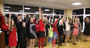 „Pandėlio balsiukų“ dvi kartos atliko Marijono Mikutavičiaus dainą „Pasveikinkit vieni kitus“.