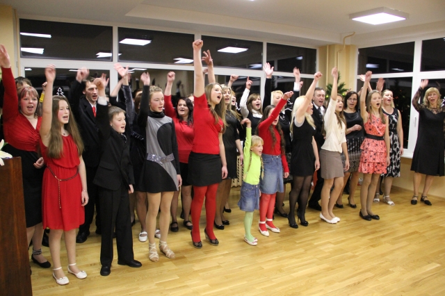 „Pandėlio balsiukų“ dvi kartos atliko Marijono Mikutavičiaus dainą „Pasveikinkit vieni kitus“.