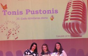 Pandėlio „Balsiukų“ pergalės Pandėlio „Balsiukų“ dainininkės (iš kairės) Donata Girdvainytė