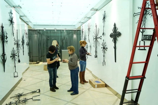 Rokiškio muziejininkai rengia lietuvišką parodą Radvilų pilyje Baltarusijoje. G.Kujelio nuotr.