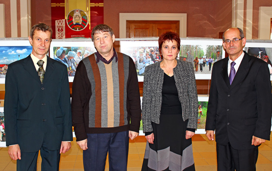 Parodos autorius  E.Motuzas (iš kairės)