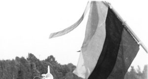 Sąjūdietis Algis Kuolas prieš dvidešimt metų Baltijos kelyje. Nuo pat Rokiškio atvažiavęs motociklu "Jawa"