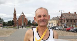 Bėgikas B.P.Saulis įsiamžino su estafetinio bėgimo medaliu ir diplomu. N.Byčkovskio nuotr.