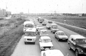 Nuosavais automobiliais rokiškėnai vyko dalyvauti Baltijos kelyje. Krašto muziejaus archyvo nuotr.