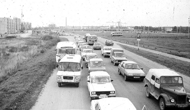 Nuosavais automobiliais rokiškėnai vyko dalyvauti Baltijos kelyje. Krašto muziejaus archyvo nuotr.