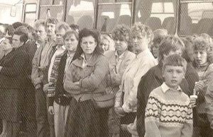 1989 m. vykti į Baltijos kelią panoro daug rokiškėnų. Krašto muziejaus archyvo nuotr.