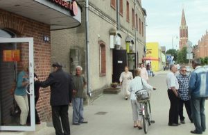 Dezinformatorių vilionėms rokiškėnai nepasidavė Ketvirtadienį "Swedbanko" duris daugiausia varstė pagyvenę klientai. N.Byčkovskio nuotr.