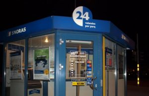 Trečiadienio vakare nebeveikė "Snoro" bankomatas Jaunystės gatvėje. L.Dūdaitės nuotr.