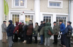 Trečiadienio ryte prie SEB banko skyriaus būriavosi bankrutavusio “Snoro” indėlininkai. L.Dūdaitės nuotr.