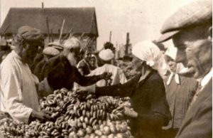 Gimnazijos muziejuje išlikęs 1938 m. Kamajų turgaus vaizdas.