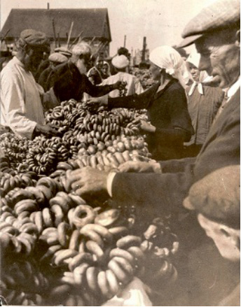 Gimnazijos muziejuje išlikęs 1938 m. Kamajų turgaus vaizdas.