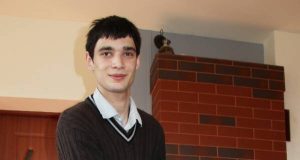 Žygimantas Spaičys pozavo ant paties sukurtos tarsi putomis paplūdusios baro kėdės. N.Byčkovskio nuotr.