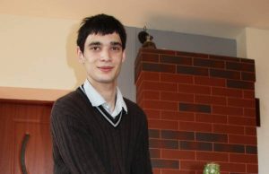 Už originaliausią baro kėdę – diplomas Žygimantas Spaičys pozavo ant paties sukurtos tarsi putomis paplūdusios baro kėdės. N.Byčkovskio nuotr.