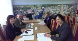 Aplinkosaugos problemas Rokiškio rajono savivaldybėje aptarė (iš kairės) Panevėžio regiono aplinkos apsaugos departamento direktoriaus pavaduotoja Angelė Plančiūnaitė