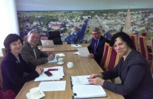 Aplinkosaugos problemas Rokiškio rajono savivaldybėje aptarė (iš kairės) Panevėžio regiono aplinkos apsaugos departamento direktoriaus pavaduotoja Angelė Plančiūnaitė