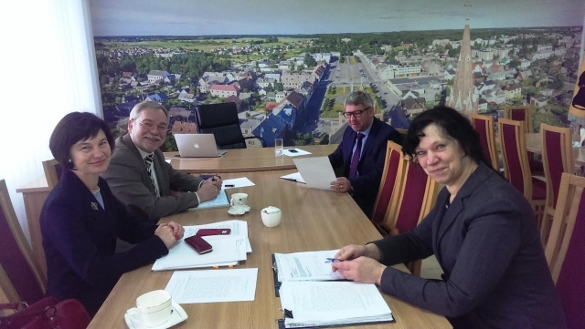 Aplinkosaugos problemas Rokiškio rajono savivaldybėje aptarė (iš kairės) Panevėžio regiono aplinkos apsaugos departamento direktoriaus pavaduotoja Angelė Plančiūnaitė