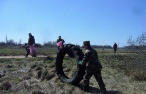 Rokiškio aplinkosaugininkai švarino gamtą Aplinkosaugininkai gelbėjo gamtą nuo taršos. Panevėžio RAAD nuotr.