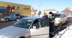 Automobilį draudžiamoje vietoje pastatęs rokiškėnas V.P. bandė sugraudinti patrulį R.Jasiūną. A.Minkevičienės nuotr.