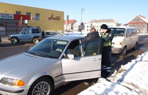 Automobilį draudžiamoje vietoje pastatęs rokiškėnas V.P. bandė sugraudinti patrulį R.Jasiūną. A.Minkevičienės nuotr.