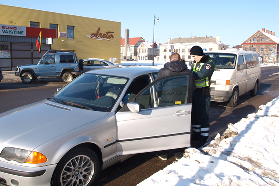Automobilį draudžiamoje vietoje pastatęs rokiškėnas V.P. bandė sugraudinti patrulį R.Jasiūną. A.Minkevičienės nuotr.
