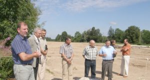 Baušiškių pesticidų kapinyną aplankė Seimo aplinkos apsaugos komiteto pirmininkas J.Šimėnas (kairėje). A.Minkevičienės nuotr.