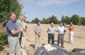 Seimo pareigūnas: “Baušiškių pesticidų maišus kiškit po stogeliu” Baušiškių pesticidų kapinyną aplankė Seimo aplinkos apsaugos komiteto pirmininkas J.Šimėnas (kairėje). A.Minkevičienės nuotr.
