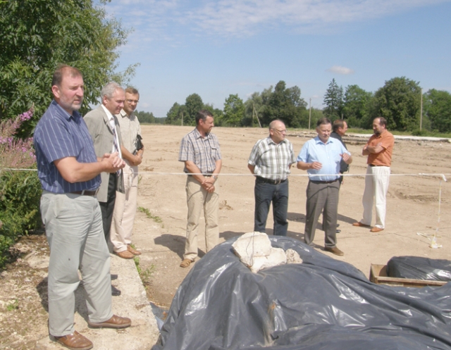Baušiškių pesticidų kapinyną aplankė Seimo aplinkos apsaugos komiteto pirmininkas J.Šimėnas (kairėje). A.Minkevičienės nuotr.