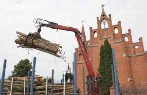 Darbininkai krovė medžio rąstus prie bažnyčios šventoriaus. D.Zibolienės nuotr.