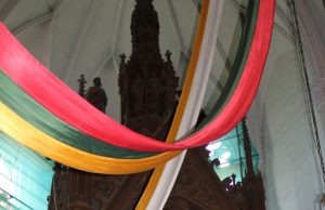 Rokiškio bažnyčios trijų langų vitražai restauruojami. D. Zibolienės nuotr.