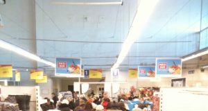 Praėjusį savaitgalį „Maximos" parduotuvę užplūdo pirkėjai. D.Zibolienės nuotr.