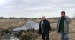 Užvakar bebrų daromą žalą miškui apžiūrėjo Žemės ūkio skyriaus vedėjo pavaduotojas Valentinas Šedys (kairėje) ir Juodupės medžiotojų klubo vadovas Virginijus Saulis. A.Gudonio nuotr.