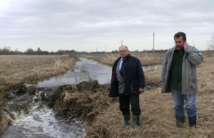 Užvakar bebrų daromą žalą miškui apžiūrėjo Žemės ūkio skyriaus vedėjo pavaduotojas Valentinas Šedys (kairėje) ir Juodupės medžiotojų klubo vadovas Virginijus Saulis. A.Gudonio nuotr.