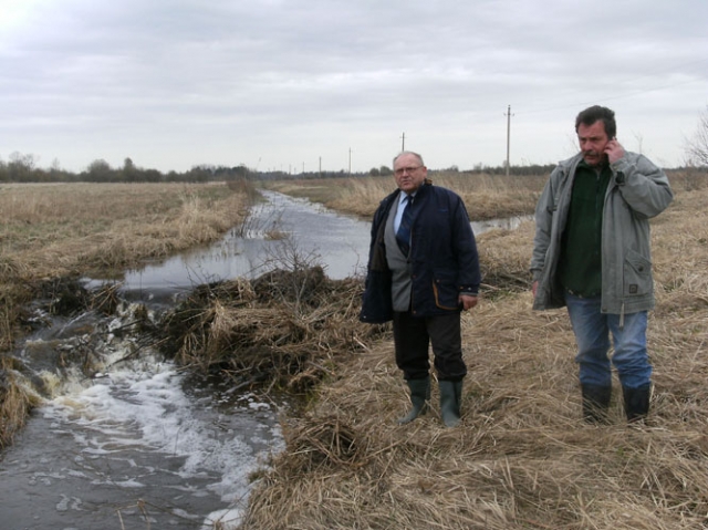 Užvakar bebrų daromą žalą miškui apžiūrėjo Žemės ūkio skyriaus vedėjo pavaduotojas Valentinas Šedys (kairėje) ir Juodupės medžiotojų klubo vadovas Virginijus Saulis. A.Gudonio nuotr. Užvakar bebrų daromą žalą miškui apžiūrėjo Žemės ūkio skyriaus vedėjo pavaduotojas Valentinas Šedys (kairėje) ir Juodupės medžiotojų klubo vadovas Virginijus Saulis. A.Gudonio nuotr.