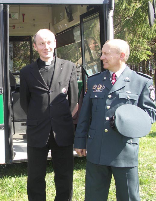 Policijos kapelionas kunigas Aušvydas Belickas (kairėje) tikisi