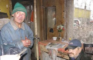 Sunkiai vaikščiojantis Antanas Aleksejus (kairėje)