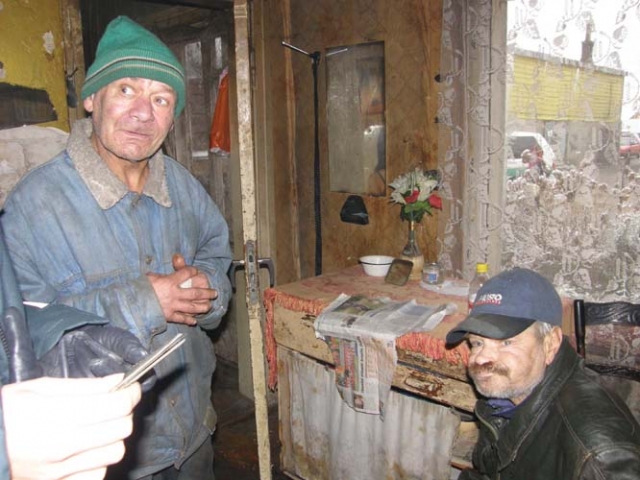 Sunkiai vaikščiojantis Antanas Aleksejus (kairėje)